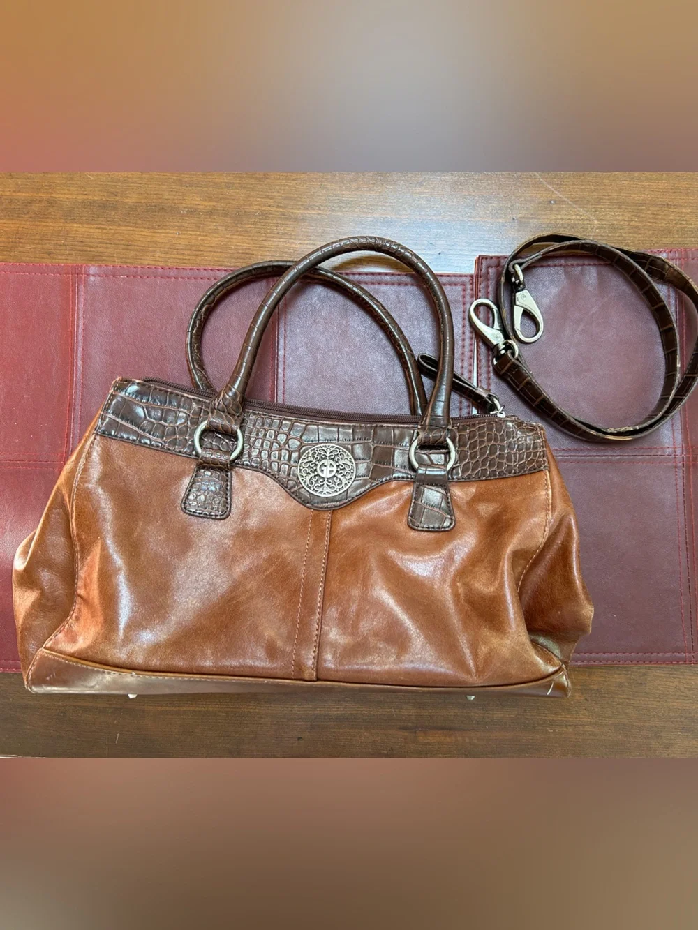 Vintage Classic Gianni Bernini Brown Leather Tote Handbag, many sections. Zips.